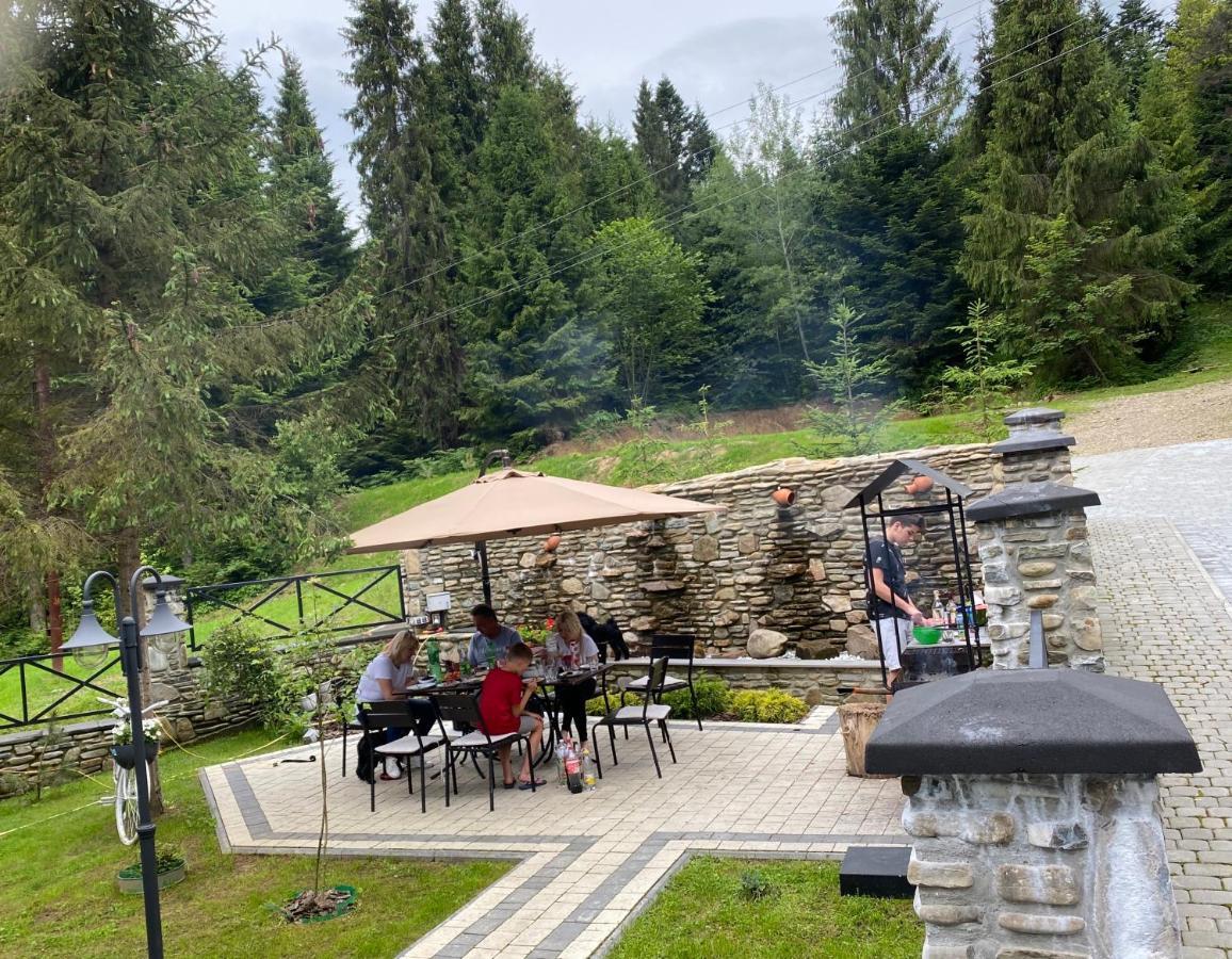 SkhidnytsiaФеєрія Лісу公寓式酒店 外观 照片